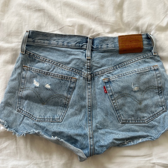 levi’s distressed denim shorts - Picture 3 of 3